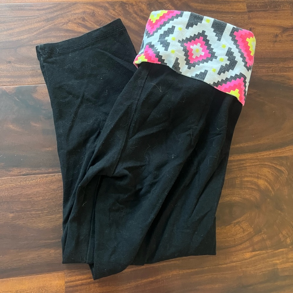 Victoria’s Secret Pink 3/4 Yoga Leggings - gently used. Tribal print waste